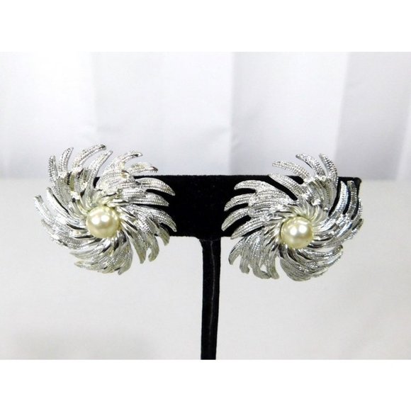 Vintage Sarah Coventry Pinwheel Silver Tone Faux Pearl Center Clip on Earrings - Picture 5 of 8